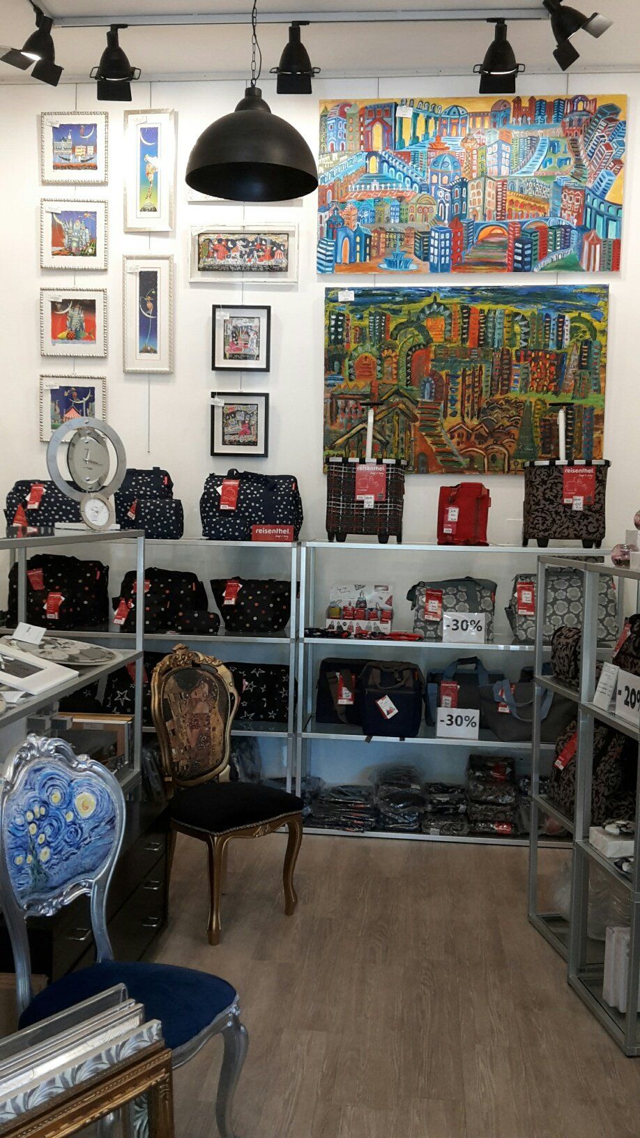 Vendita di borse e quadri