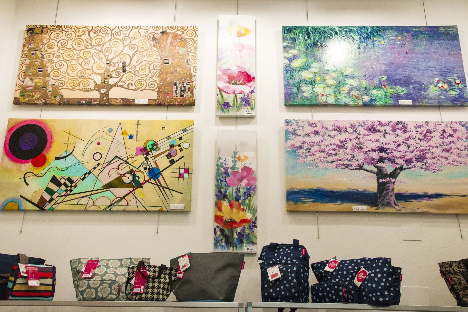 Quadri e borse in vendita