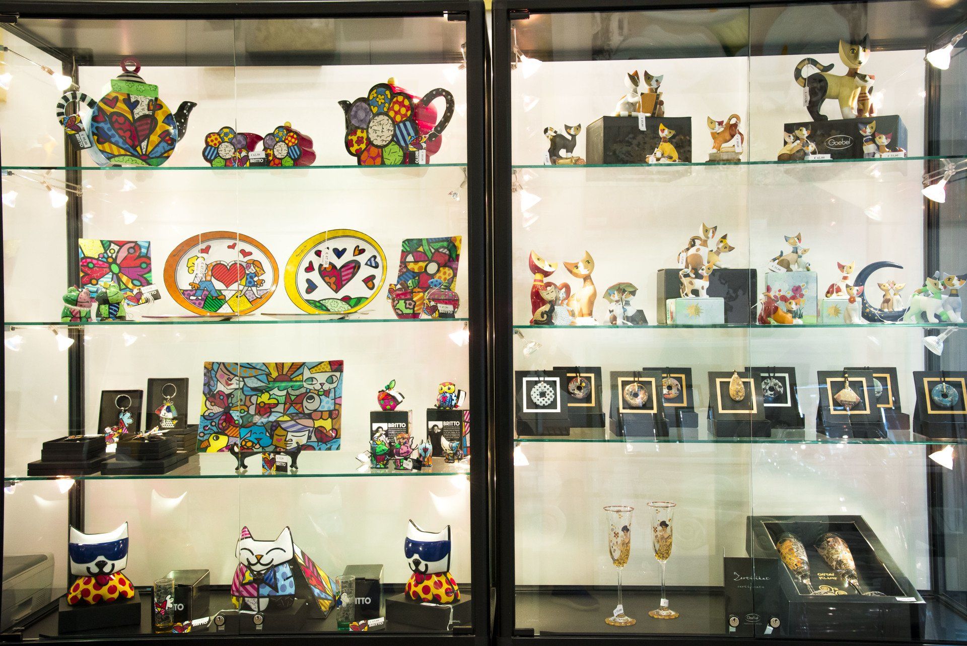 Vetrinetta con articoli di design