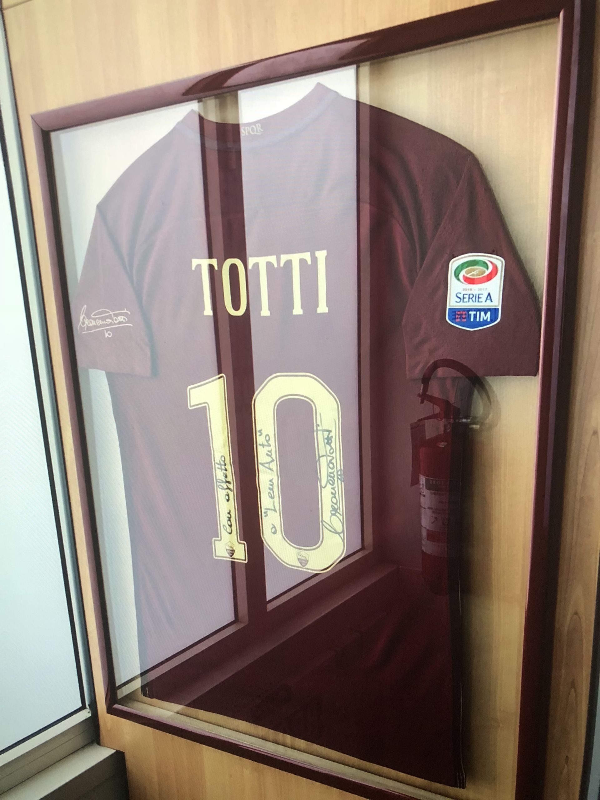 Cornice con maglia da calcio con autografo
