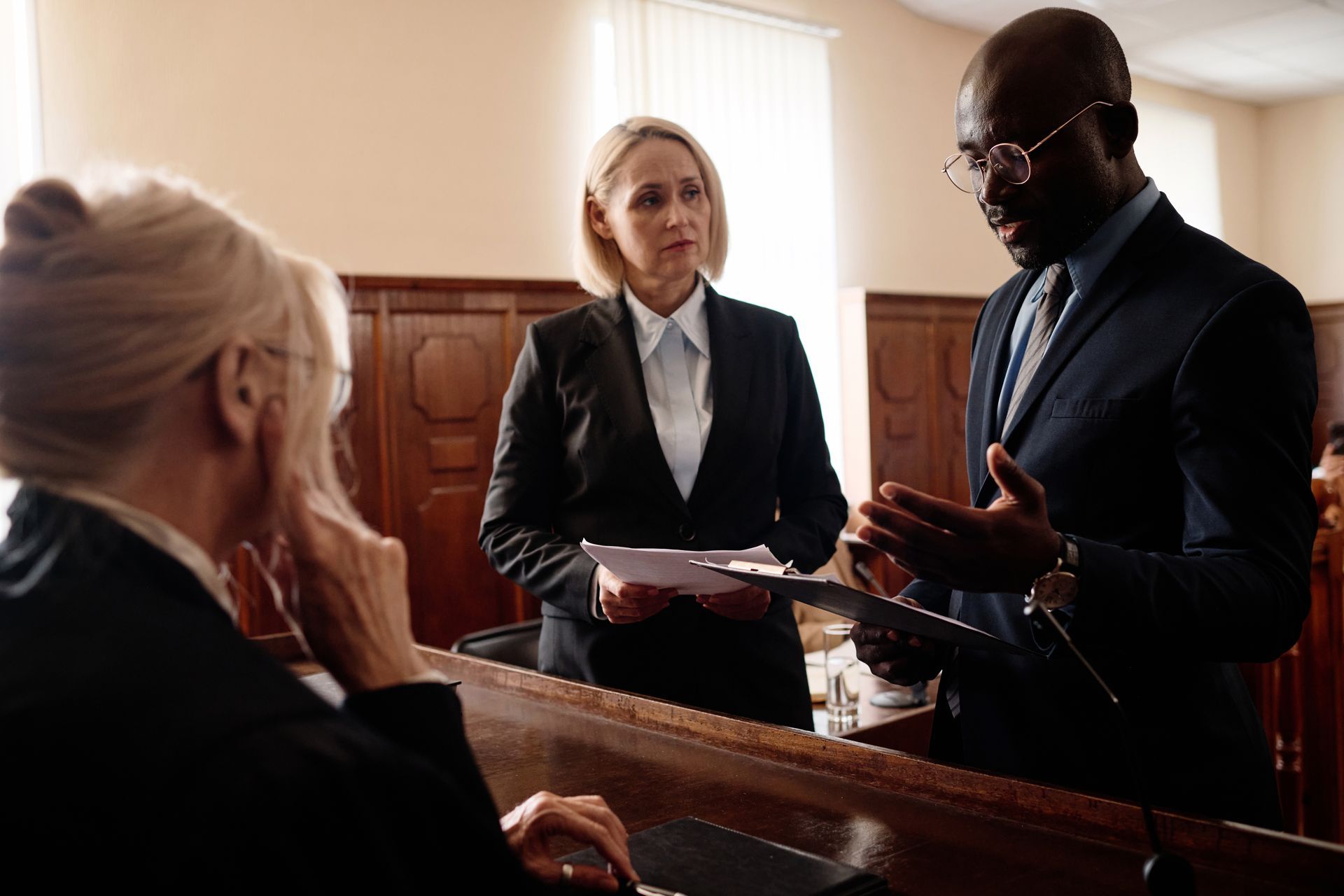 A man and a woman are talking to each other in a courtroom.