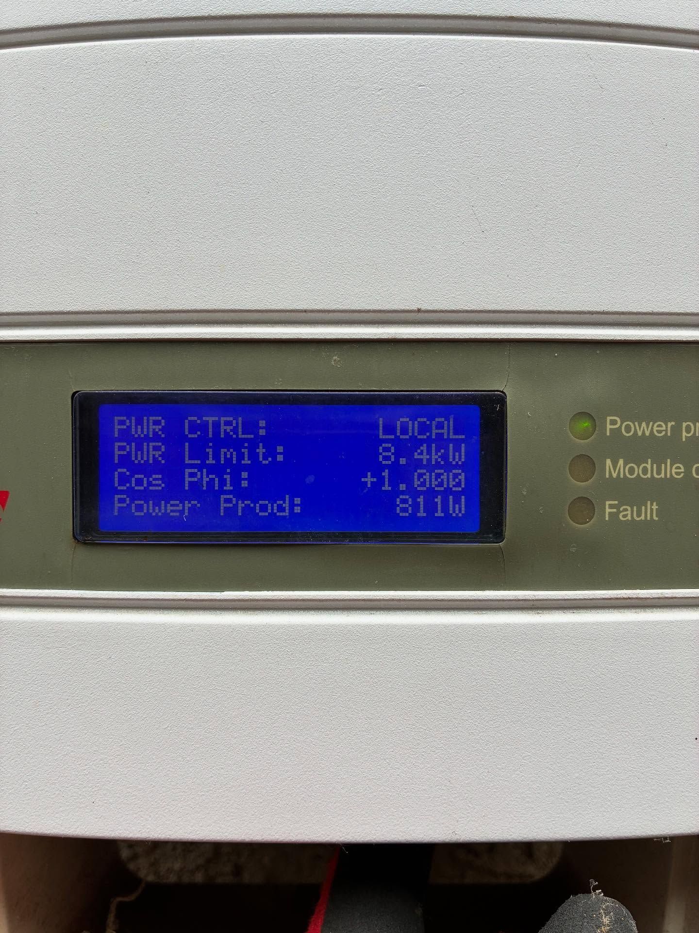 A solar panel inverter display showing power information, including 8.4kW limit, +1.000 cos phi, and 811W power production.