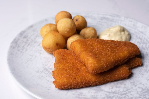 Diskur með steiktum osti, kartöflukúlum og sósu.