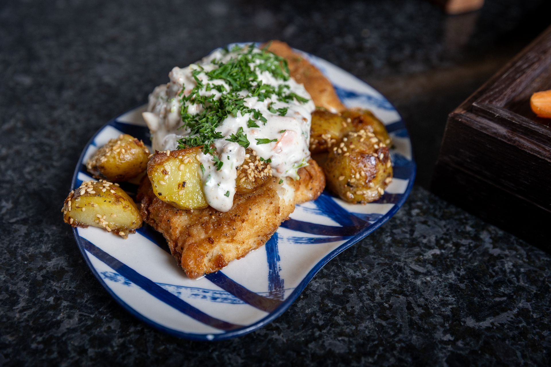 Stökkir Kentucky þorskbitar með smjörsteiktum íslenskum kartöflum og heimagerðri tartar sósu .