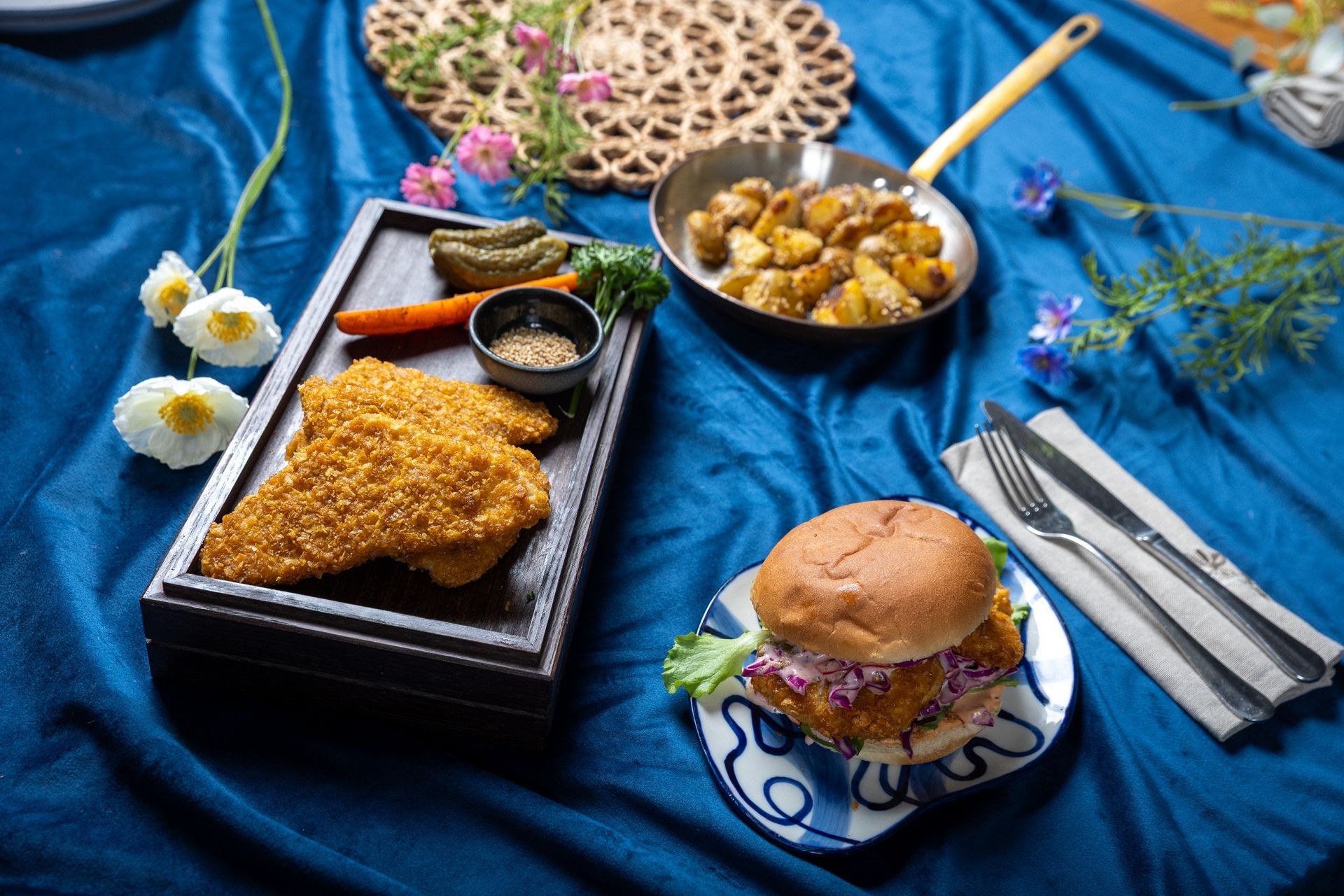 Stökk kornflex ýsa í mjúku brioche brauði með fersku hrásalati og spicy mæjó