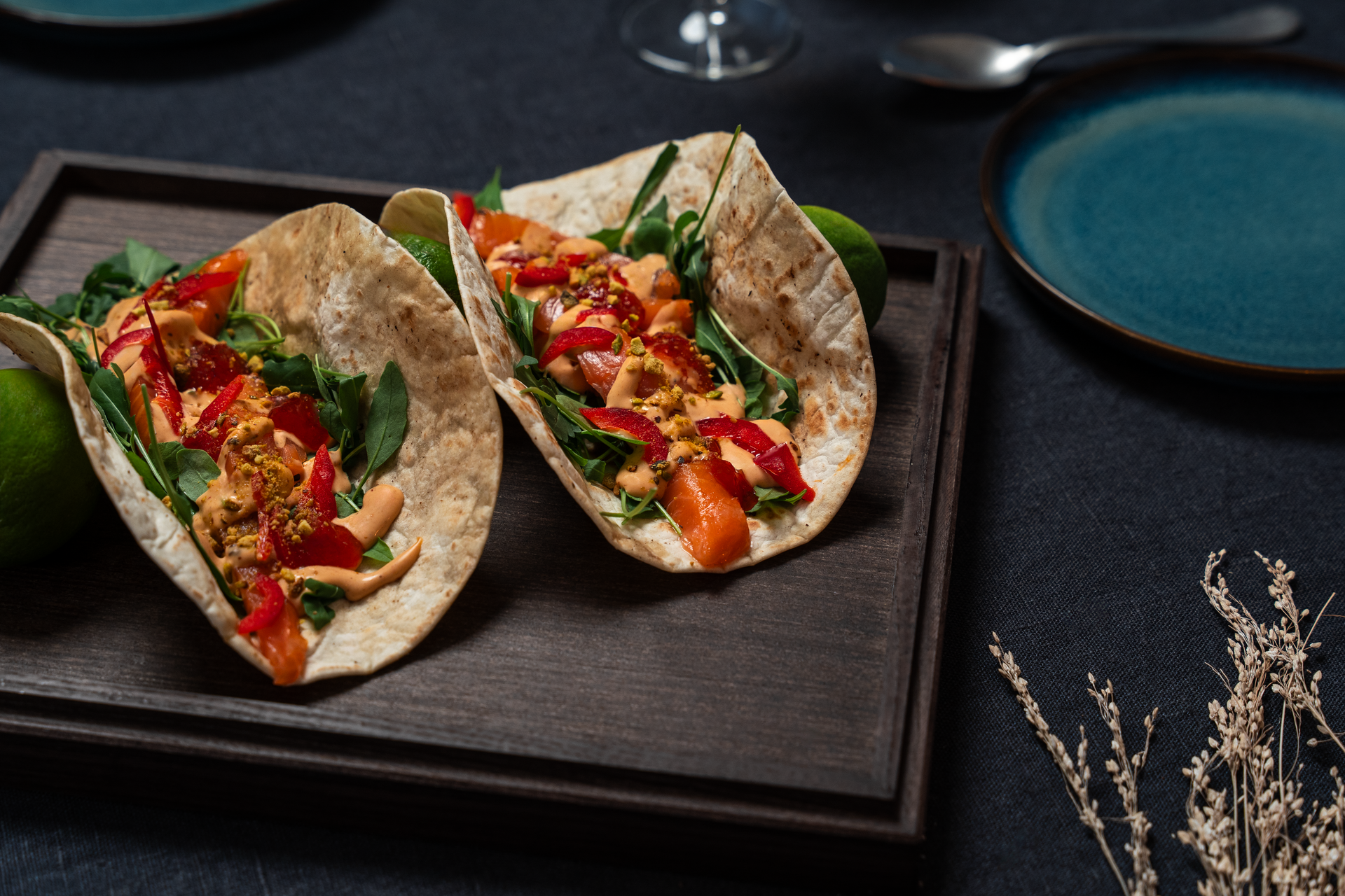 Þessar laxatortillur eru fullkomin blanda af stökkri áferð, ferskleika og smá kryddi. Reyktur lax, s