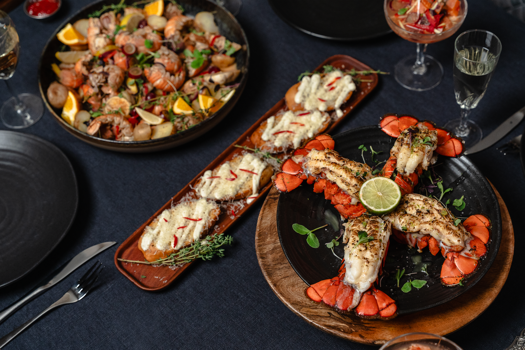 Smjörsteikt brioche brauð og sítrusilmur af lime aioli setja tóninn fyrir það sem koma skal.