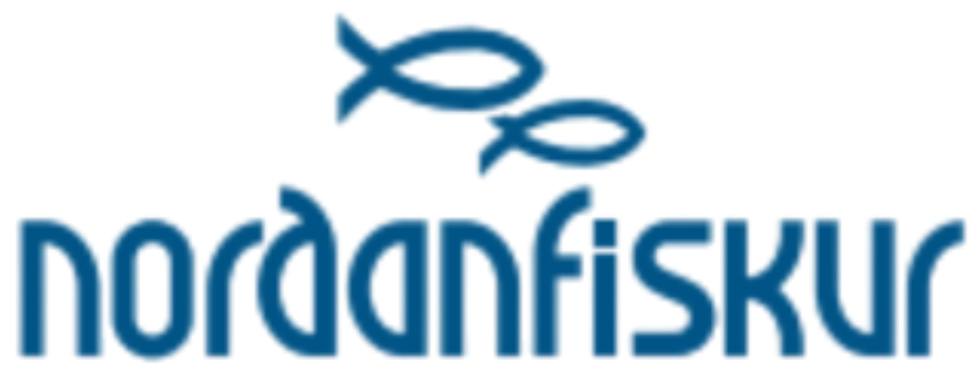 Merki fyrirtækisins "Nordanfiskur" með tveimur stílfærðum bláum fiskum fyrir ofan bláa orðmerkið.