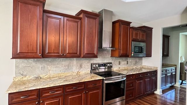 WCL ConstructionPaint Carpentry Inc - A kitchen with wooden cabinets and stainless steel appliances.