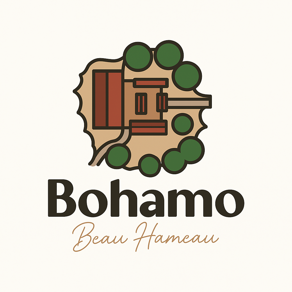 Logo met een bovenaanzicht van een gebouw omgeven door bomen; de naam "Bohamo Beau Hameau" staat eronder.