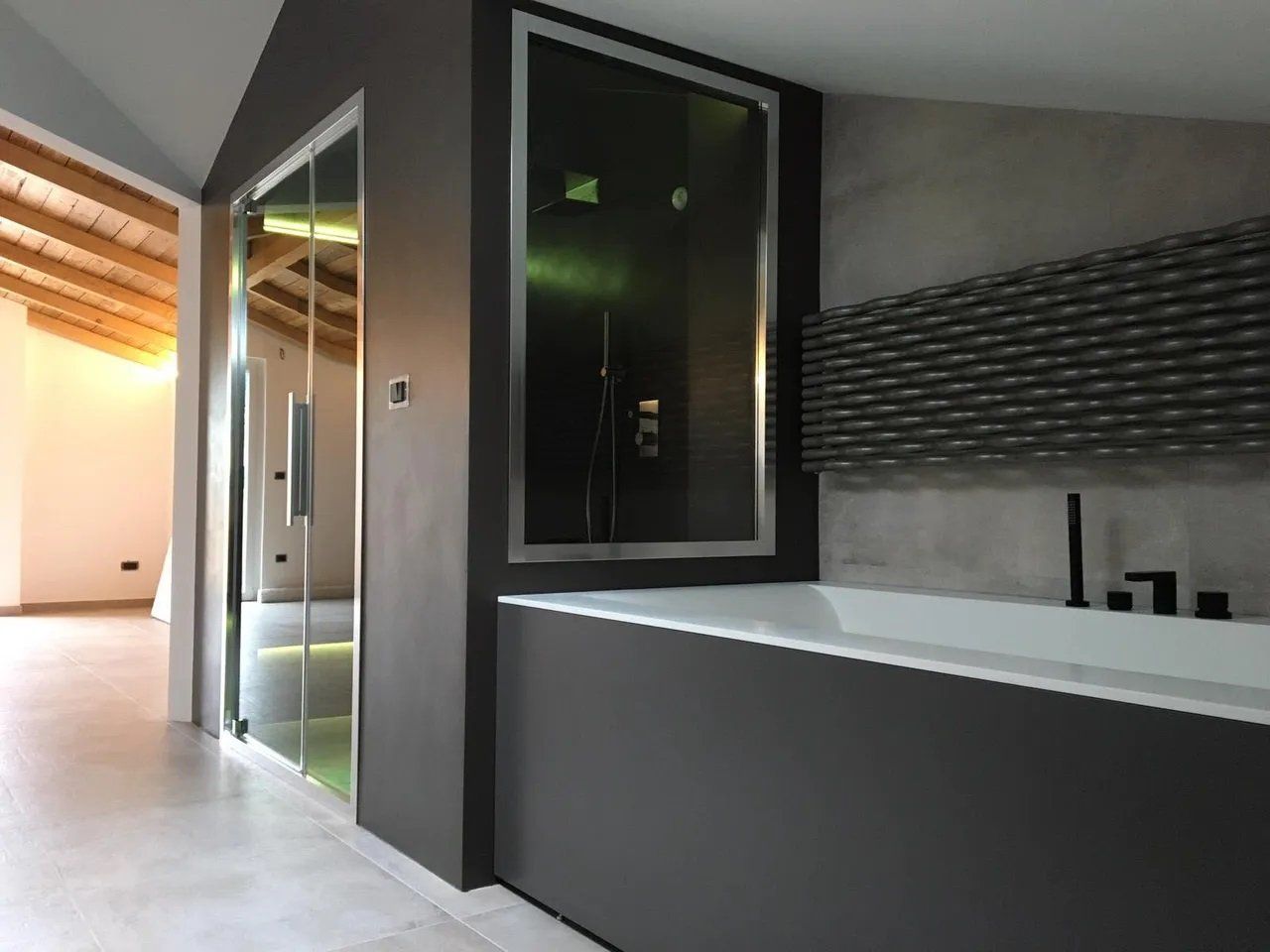 bagno con rivestimento monocromo