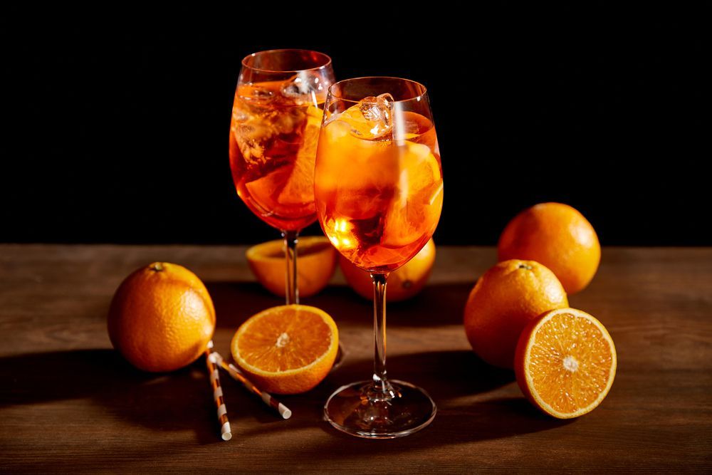 Due cocktail Aperol Spritz con arance.
