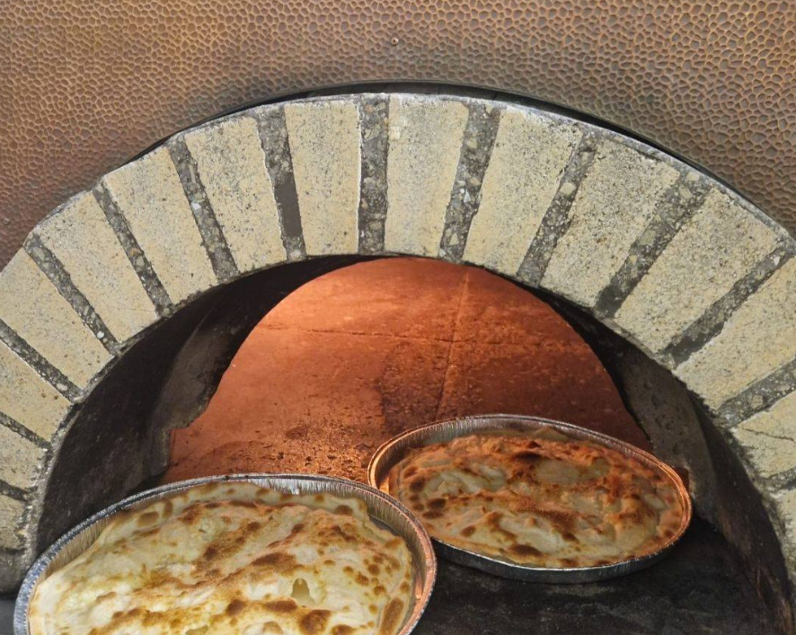 Due piatti cotti in un forno a legna.