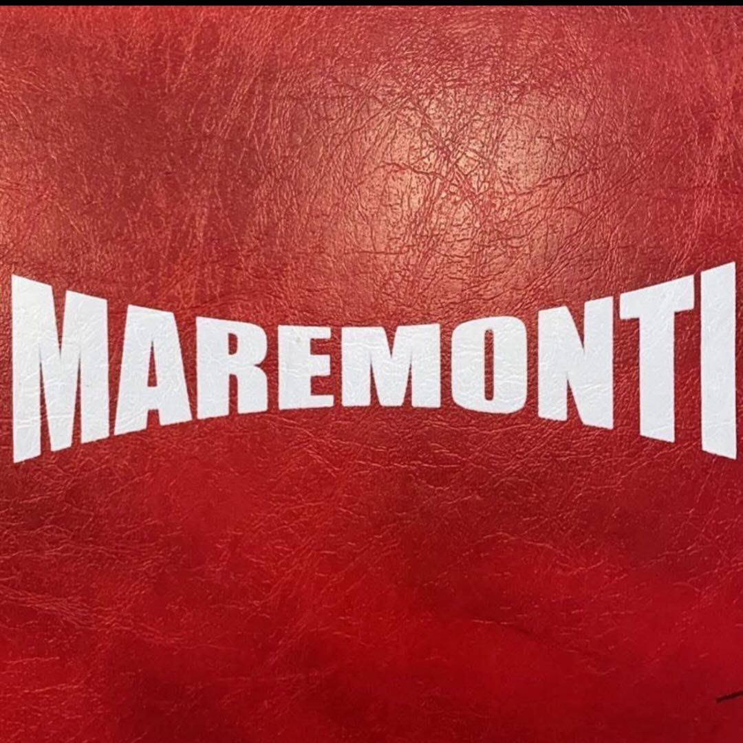 Logo "MAREMONT" bianco su sfondo rosso testurizzato.