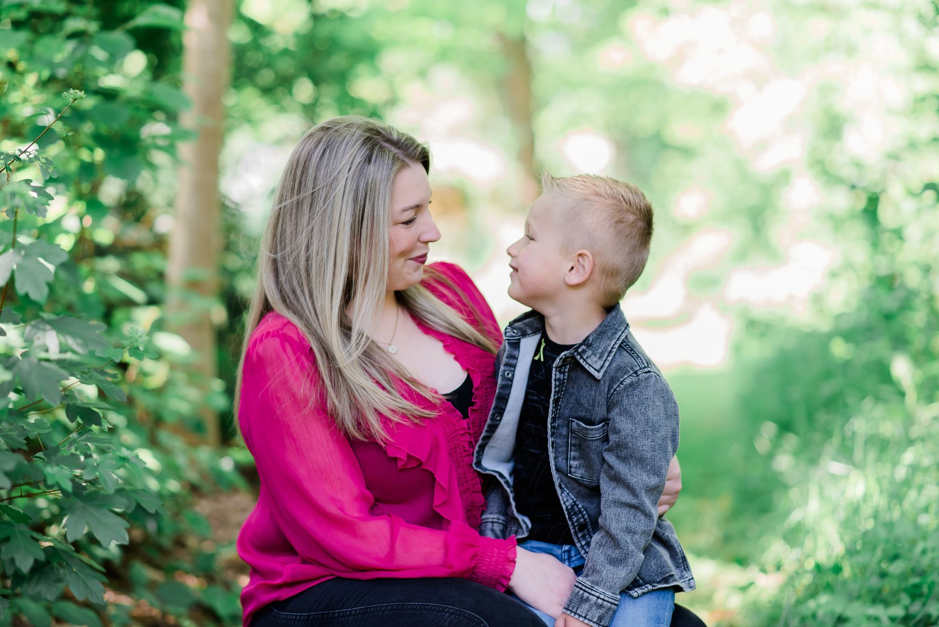 Logo voor Drukkerij De Waal, met tekst over een brug, rode en zwarte swooshes en een silhouet van een gebouw.