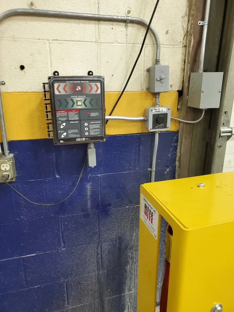 A yellow box with the word ent on it