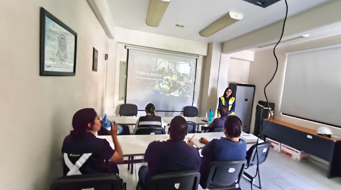 Presentador de el equipo de ECOSHE dirigiendo una auditoria