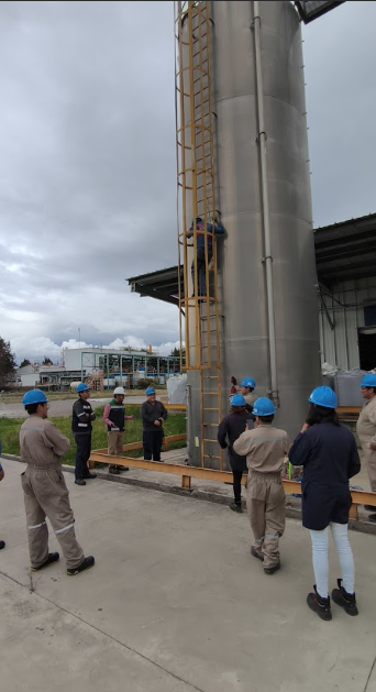 Trabajadores con equipo de seguridad en una planta industrial