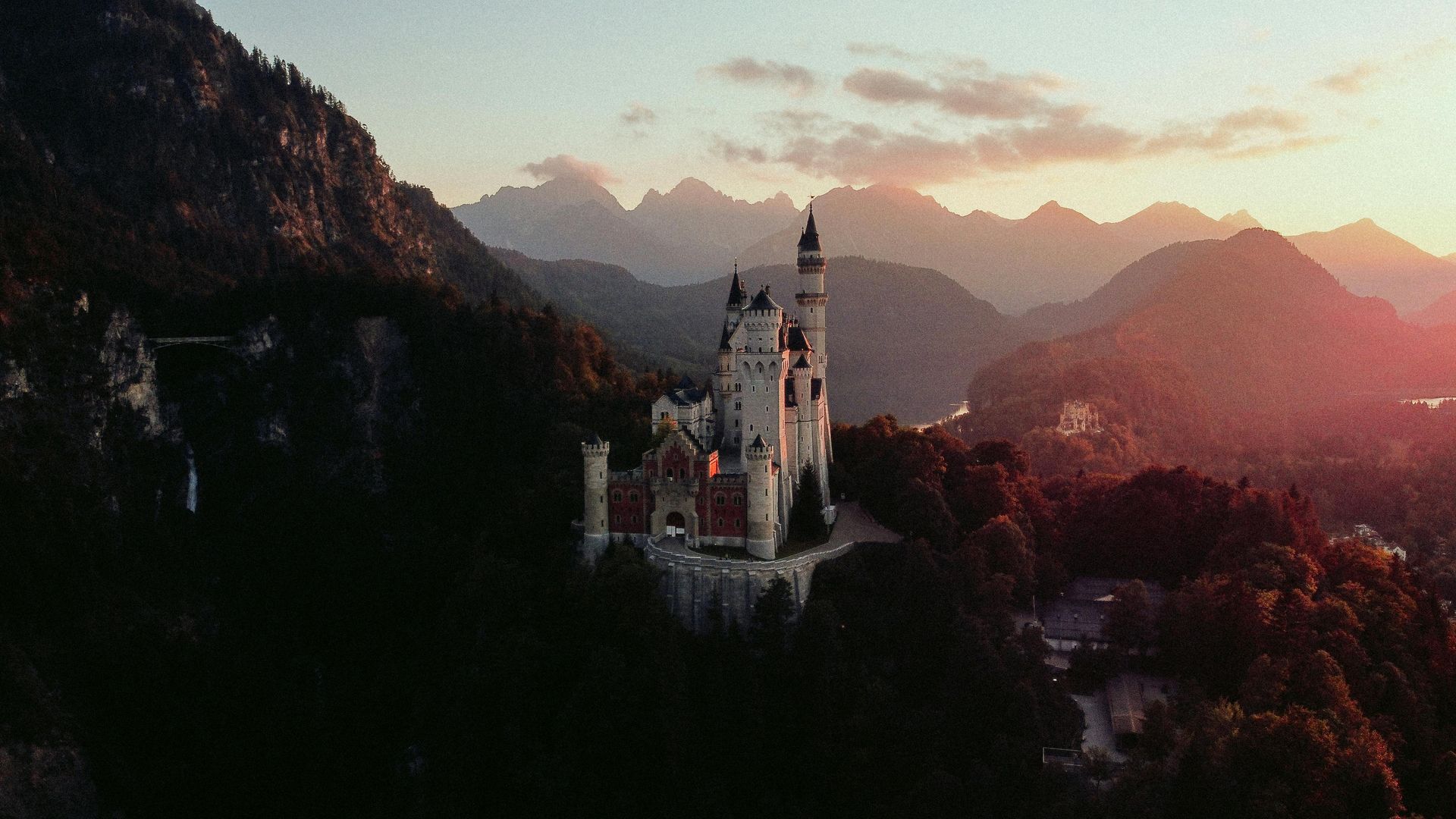Romantic evening view of Neuschwanstein Castle in Bavaria