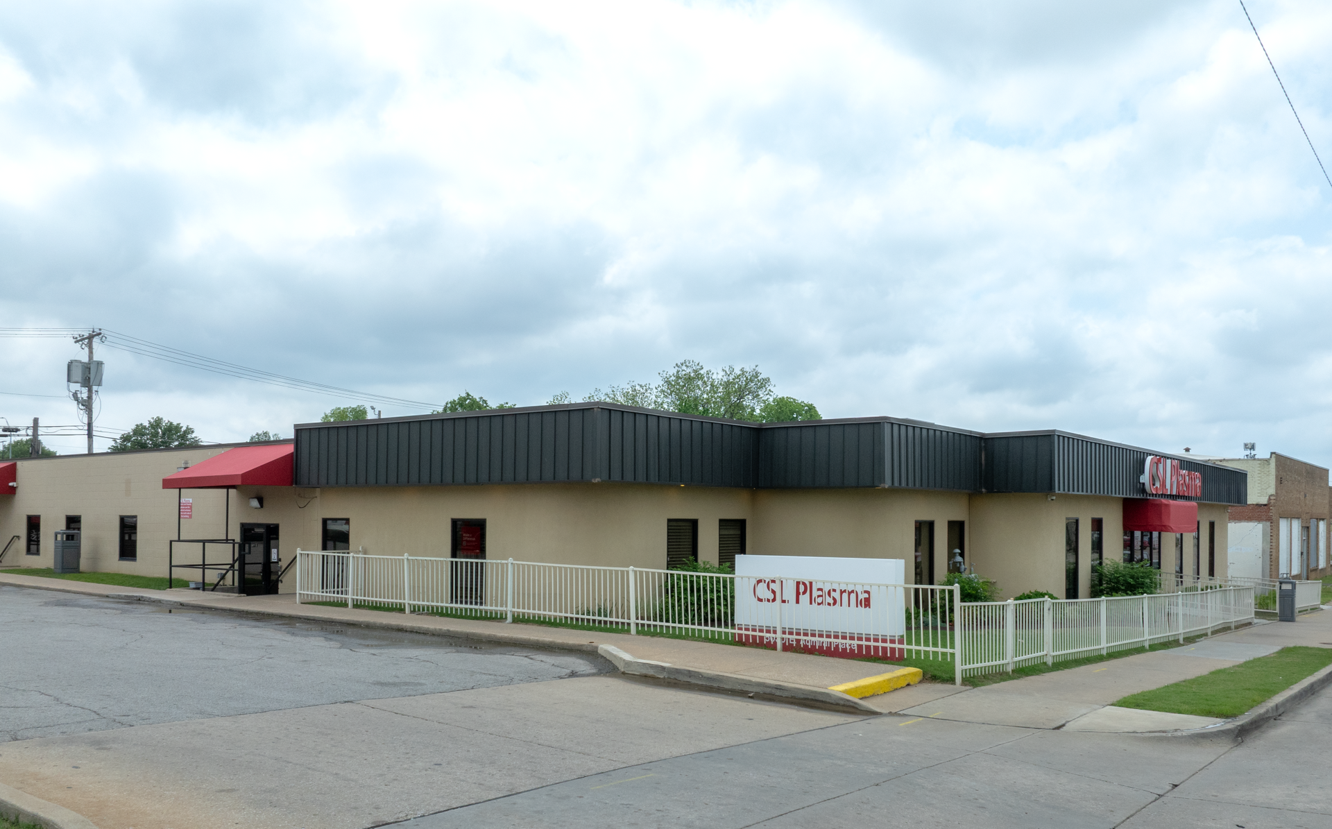 A building with a sign that says csl plasma on it.