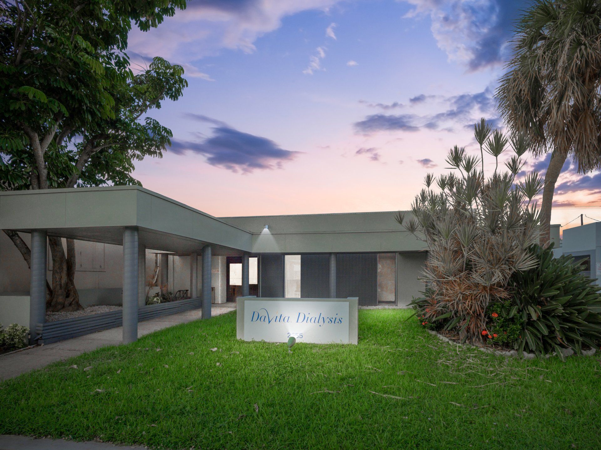 A building with a sign in front of it that says ' davita dialysis'