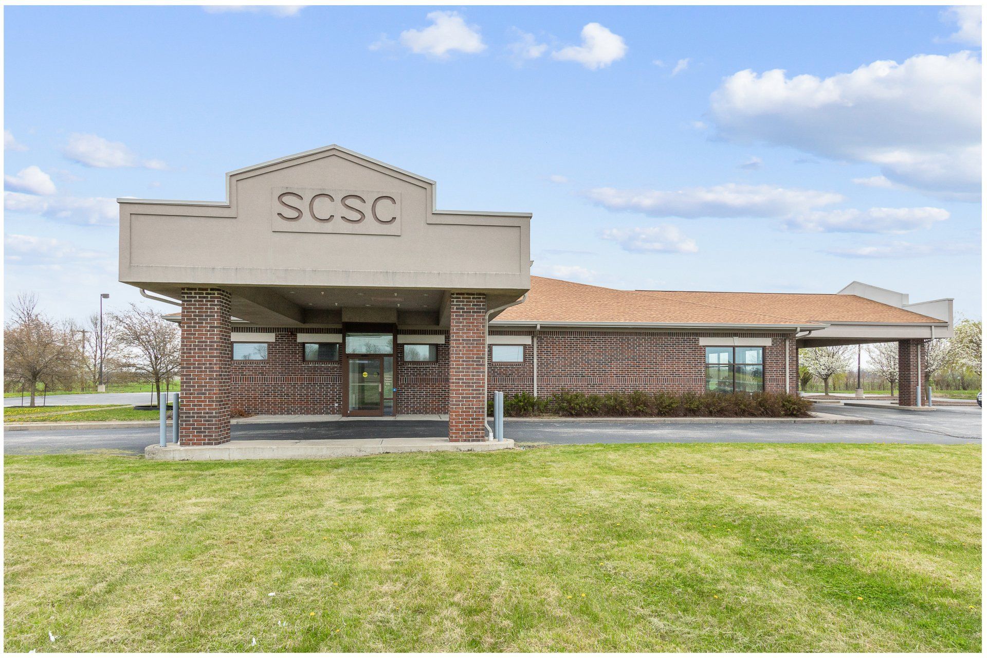 A brick building with a sign that says scsc on it