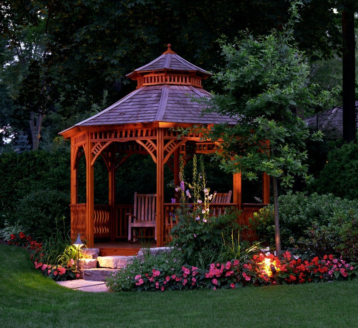 Un gazebo in mezzo a un rigoglioso giardino verde