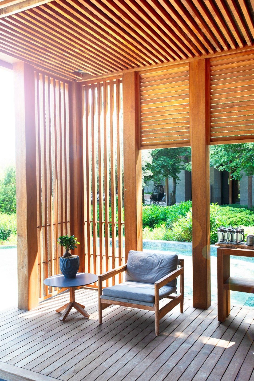 C'è una sedia e un tavolo sul ponte.