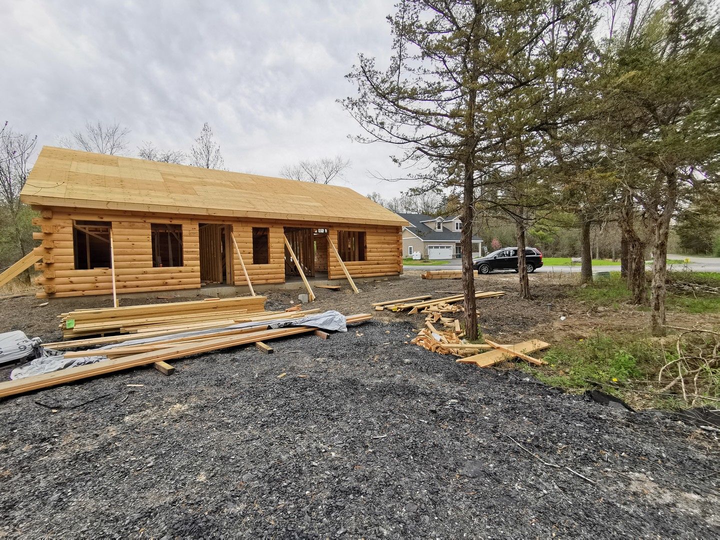 Una baita di tronchi viene costruita in mezzo a una foresta.