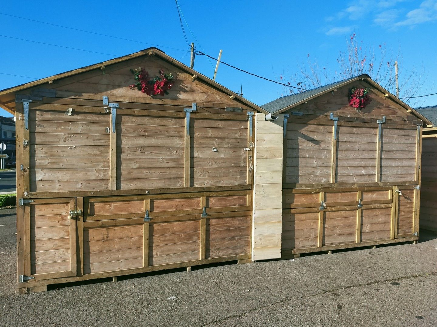 Un paio di edifici in legno con un cielo azzurro sullo sfondo