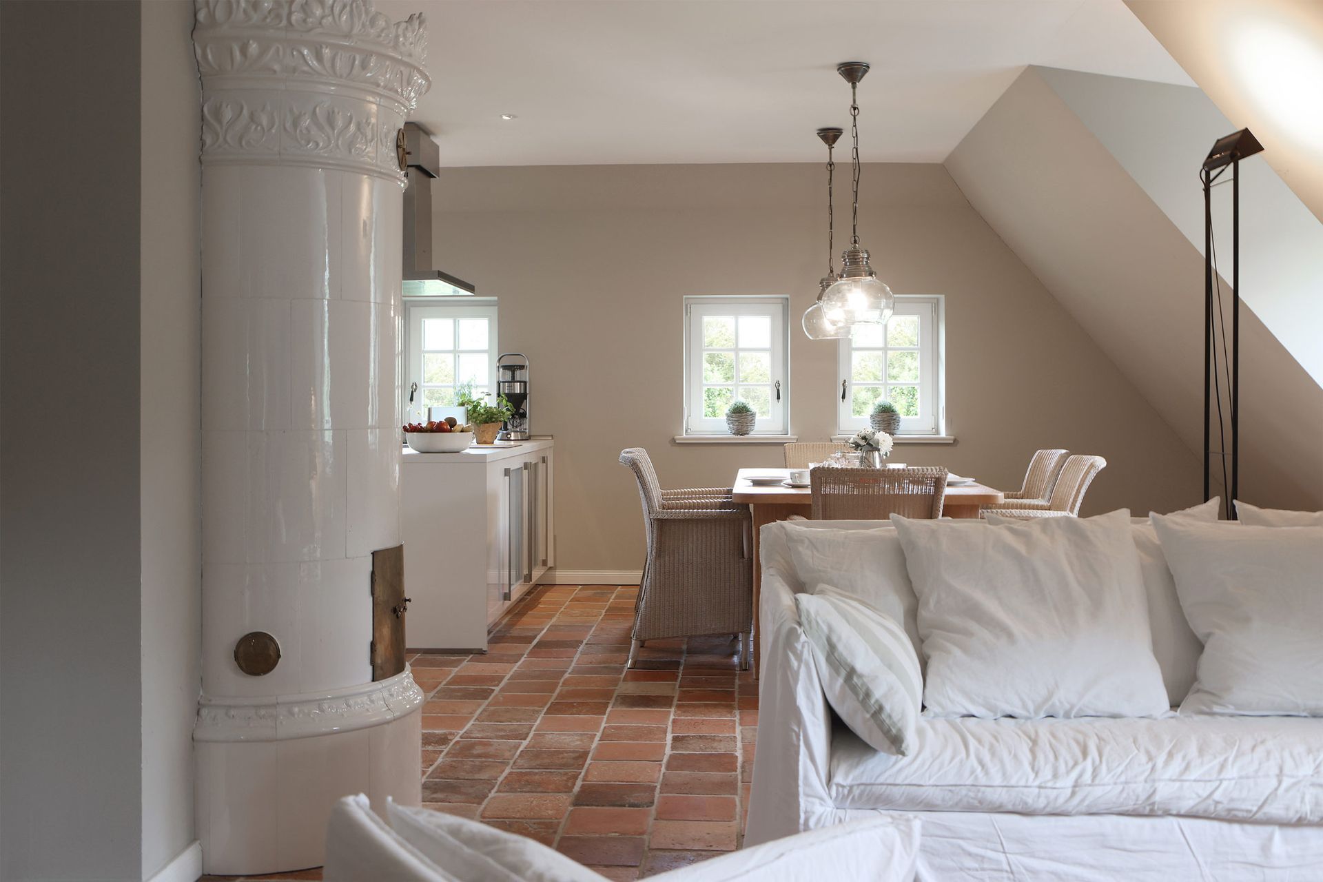 ein Wohnzimmer mit einer weißen Couch und einem weißen Ofen