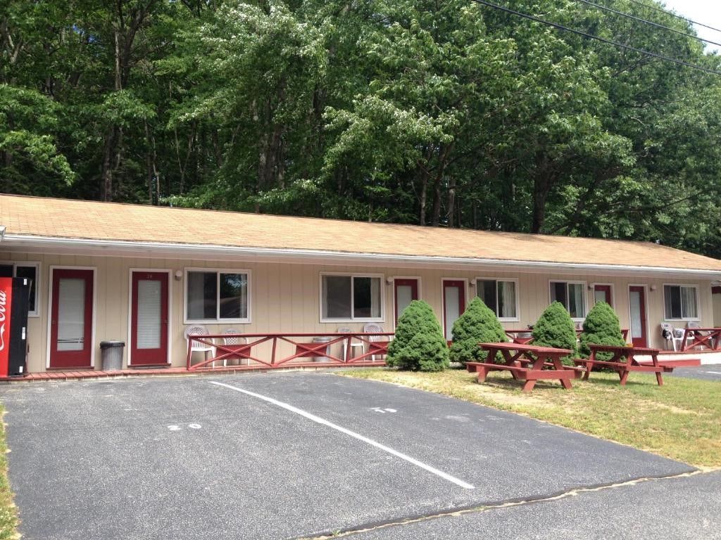 a motel with a coca cola vending machine in front of it
