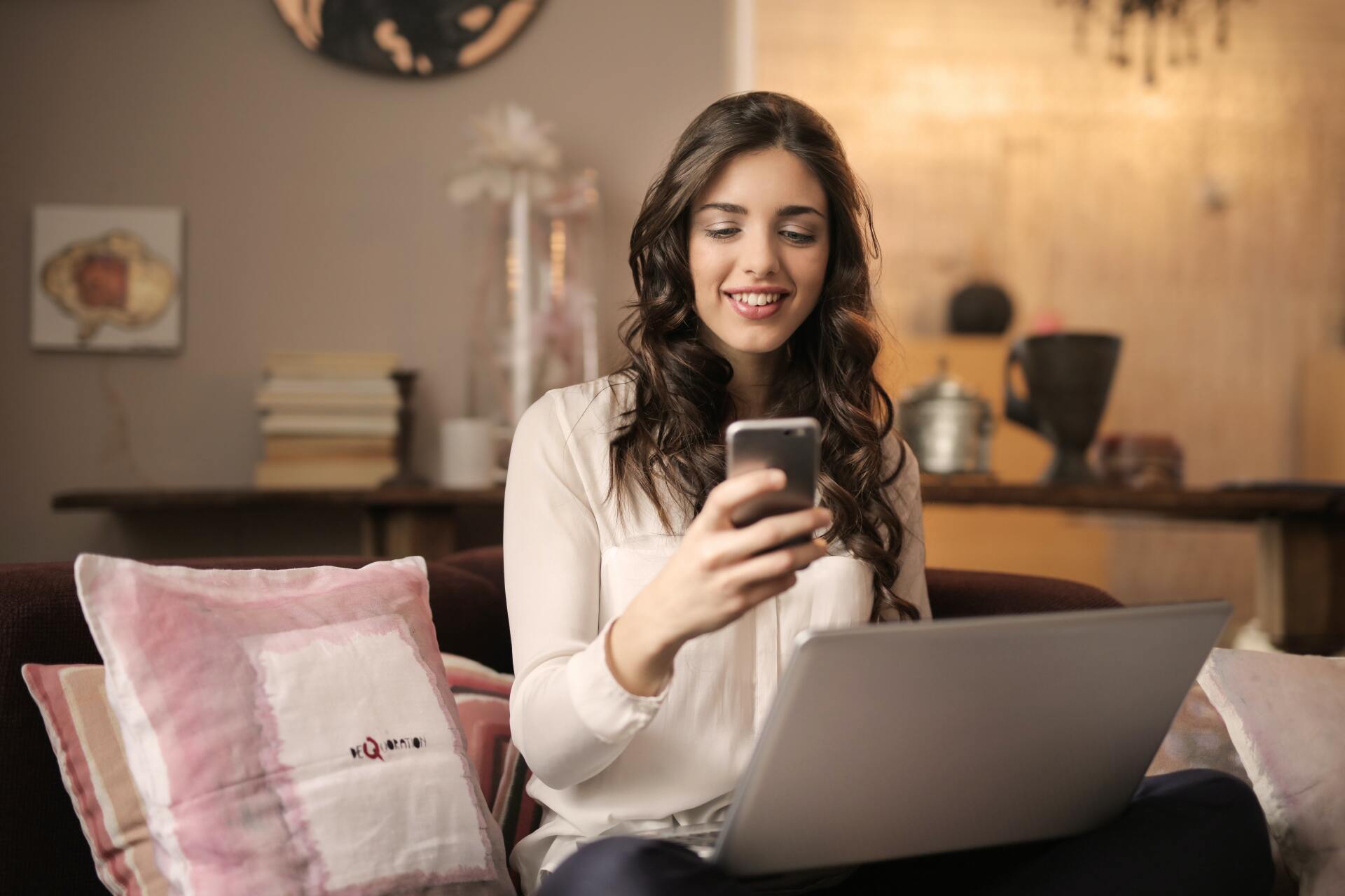 Mujer usando redes sociales para su negocio