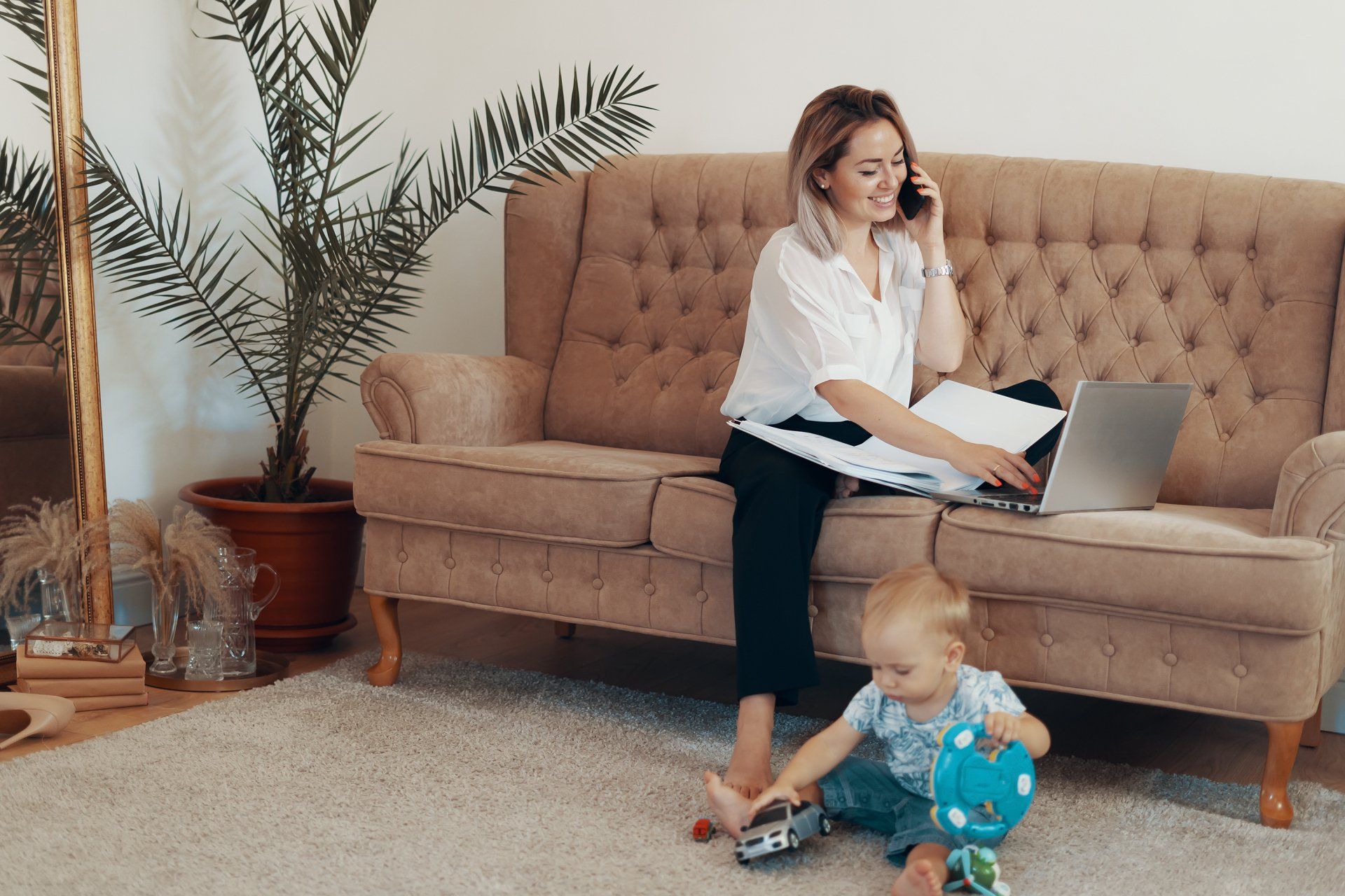 compras en línea en sillón en casa madre con hijo