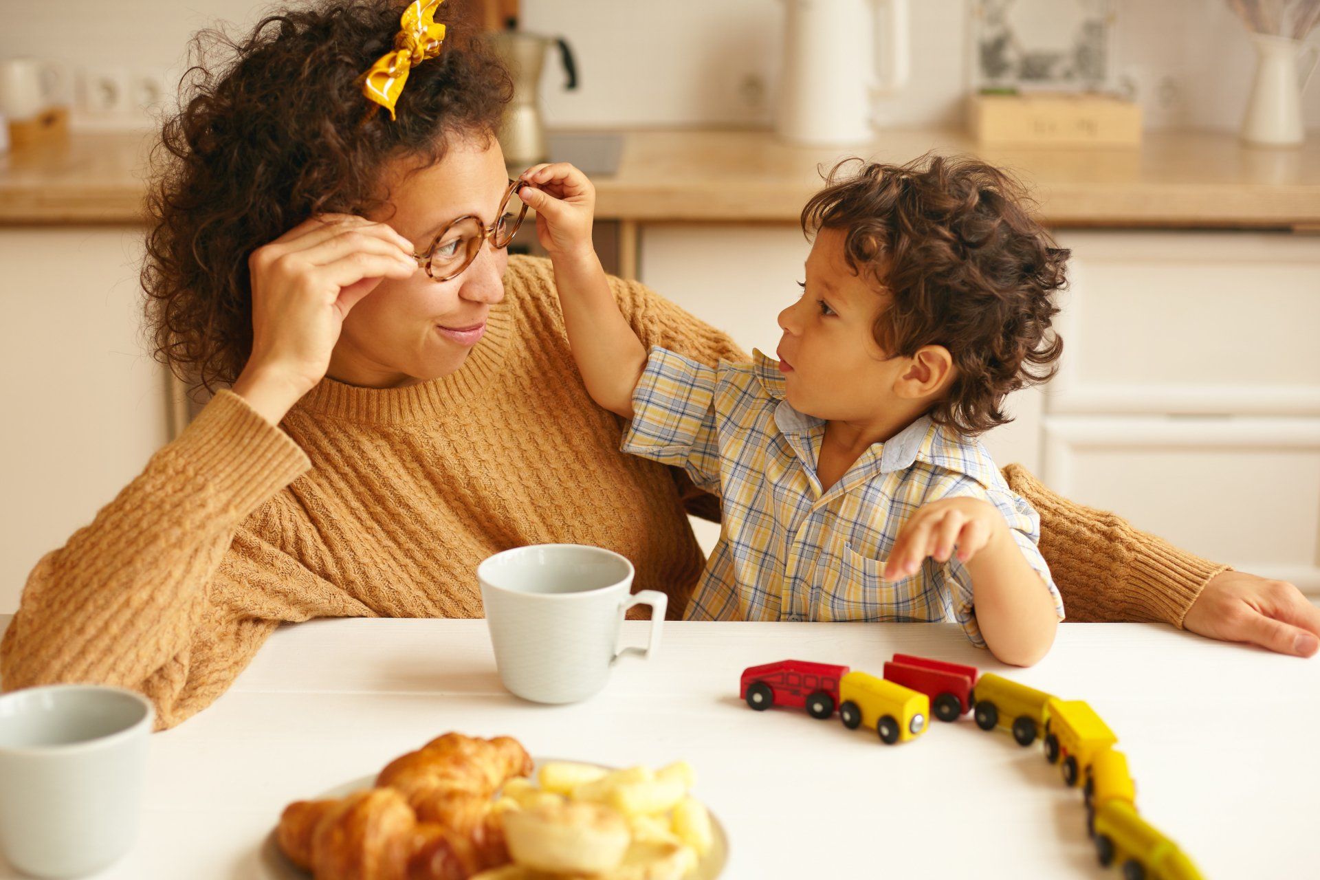 madre joven jugando y comiendo con su hijo