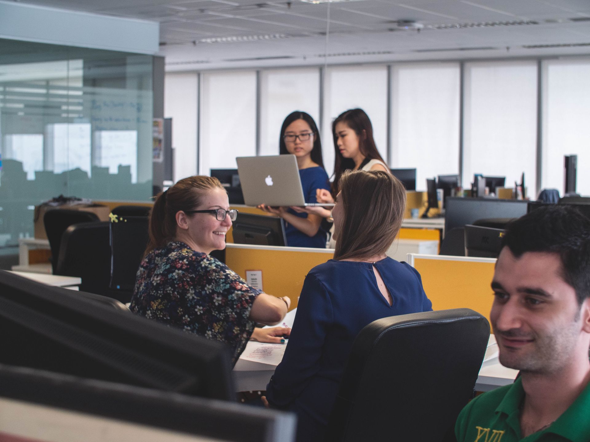 equipo de marketing digital trabajando en estrategias de relaciones públicas