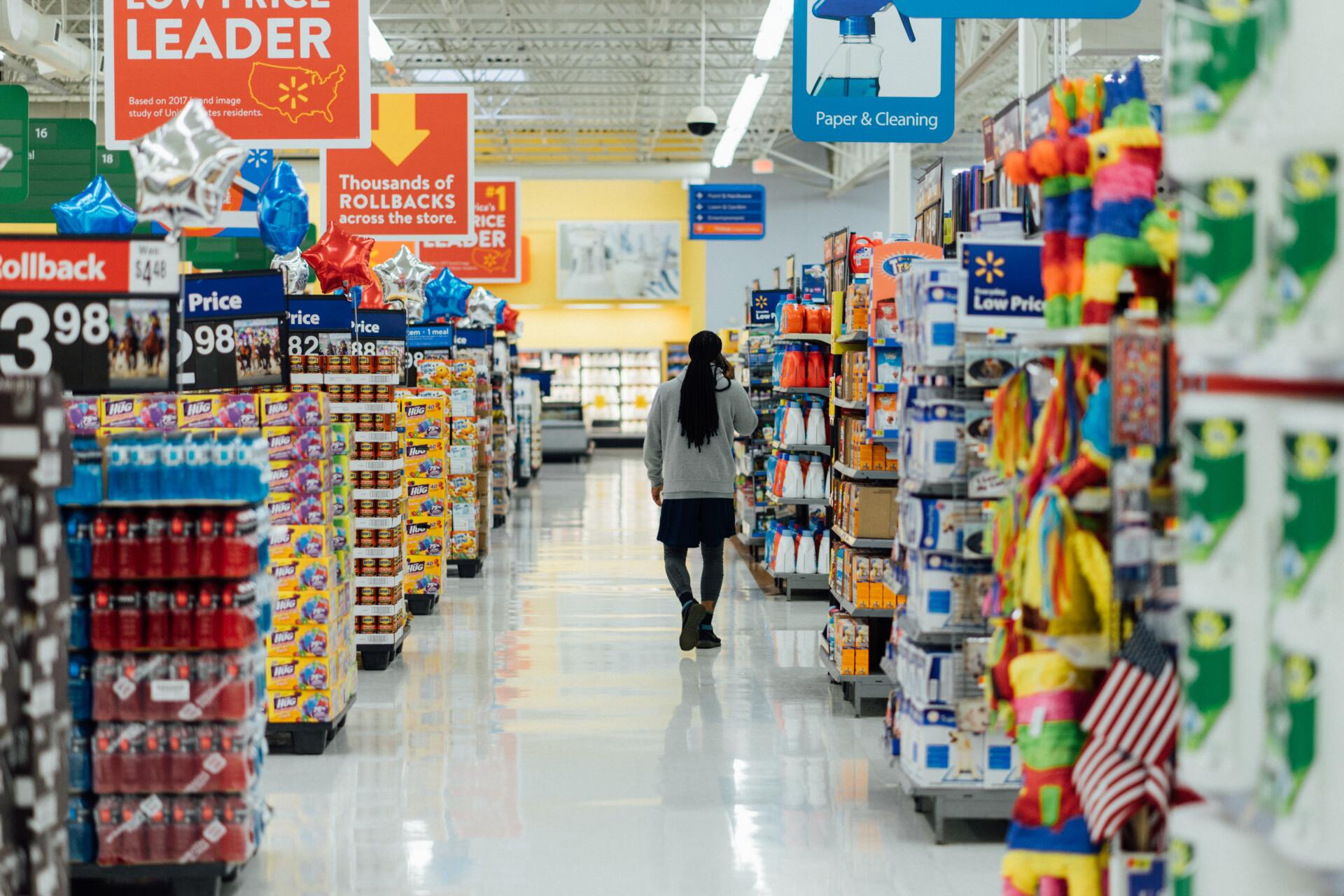 mujer en supermercado