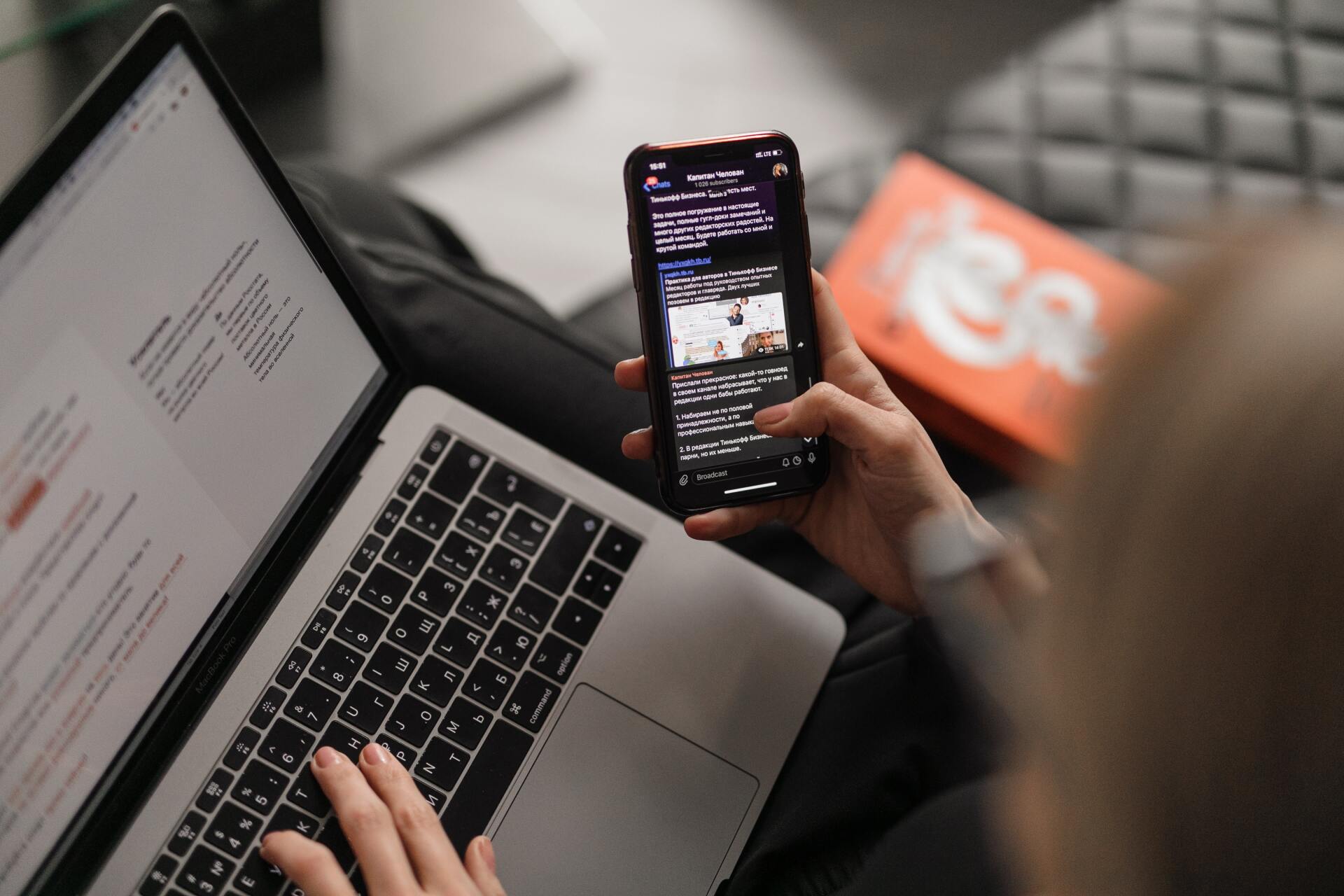 mujer sacando el celular para hacer marketing de contenidos