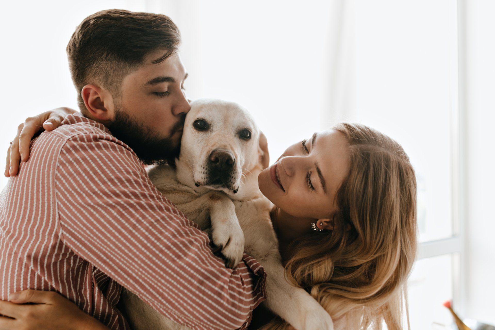 Pareja jugando con mascota perro