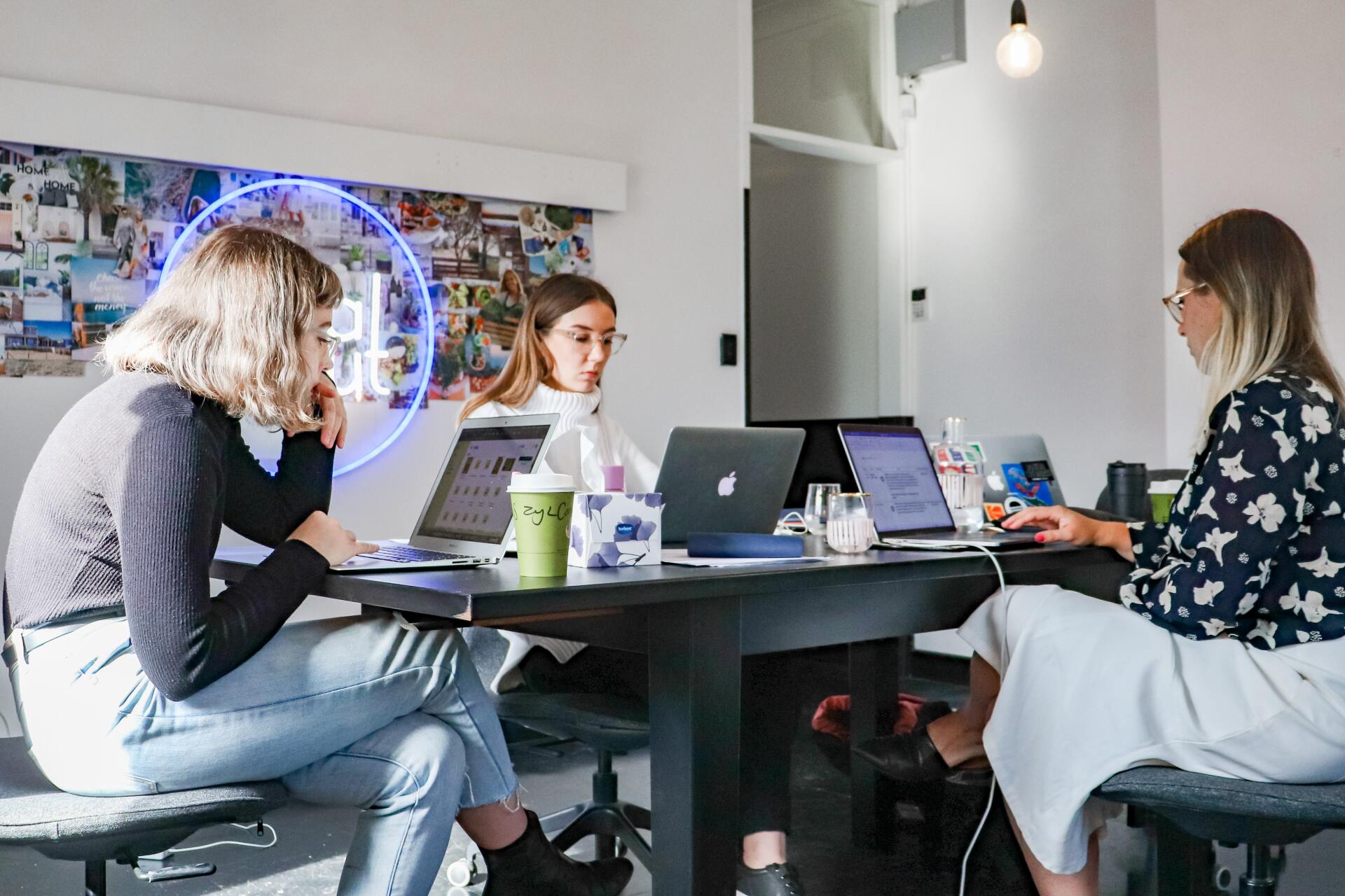 tres mujeres trabajando en las relaciones públicas de su negocio