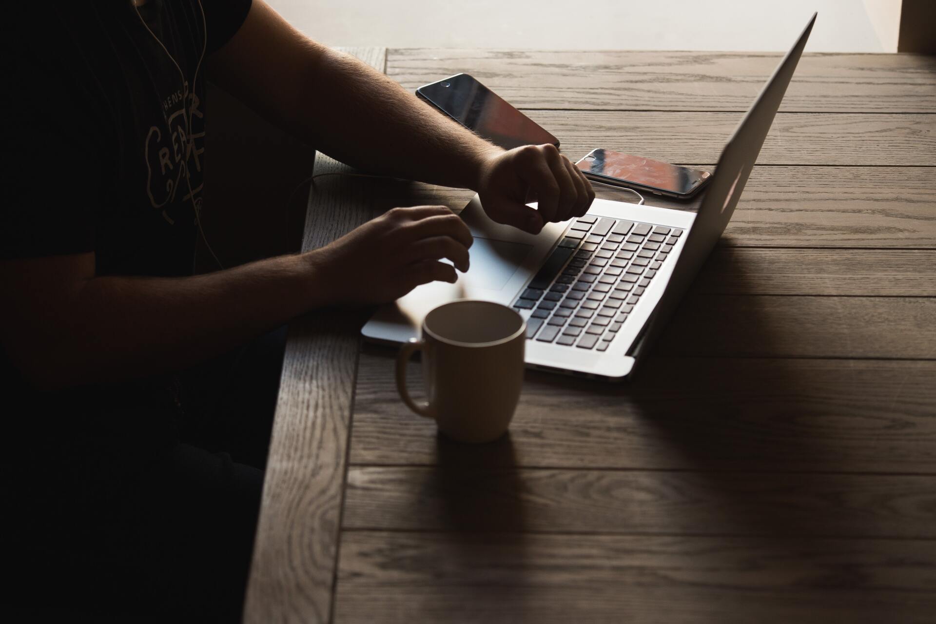 mujer usando computadora para generar relaciones publicas digitales