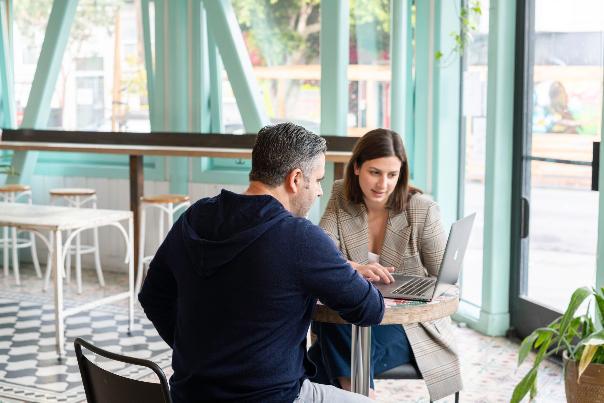 ejemplo de ventas personales entre un cliente masculino y una vendedora