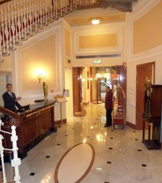 ingresso hotel con pareti decorate in gesso