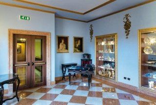 stanza con pareti azzurre decorazioni in gesso