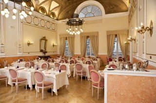 sala da pranzo di un hotel con decorazioni in gesso sulle pareti