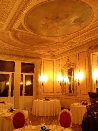 sala da pranzo di un hotel con decorazioni in gesso