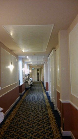 corridoio tinteggiato e decorato