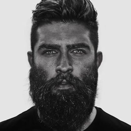 modello con barba lunga