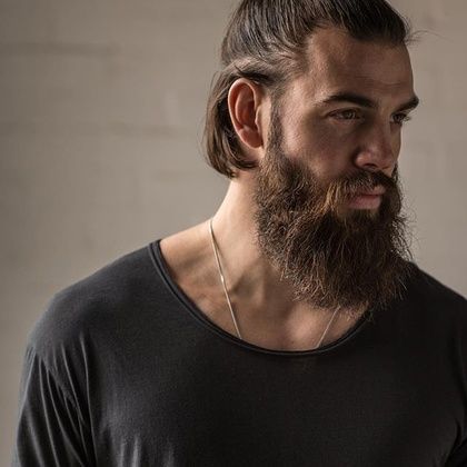 modello con capelli raccolti e barba lunga