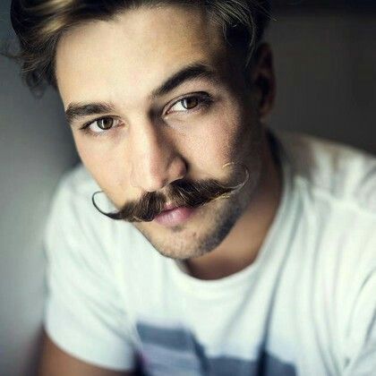 modello con baffi lunghi